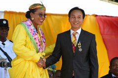 多米尼克总统向中国援多农业技术专家组组长授予多国家杰出贡献勋章